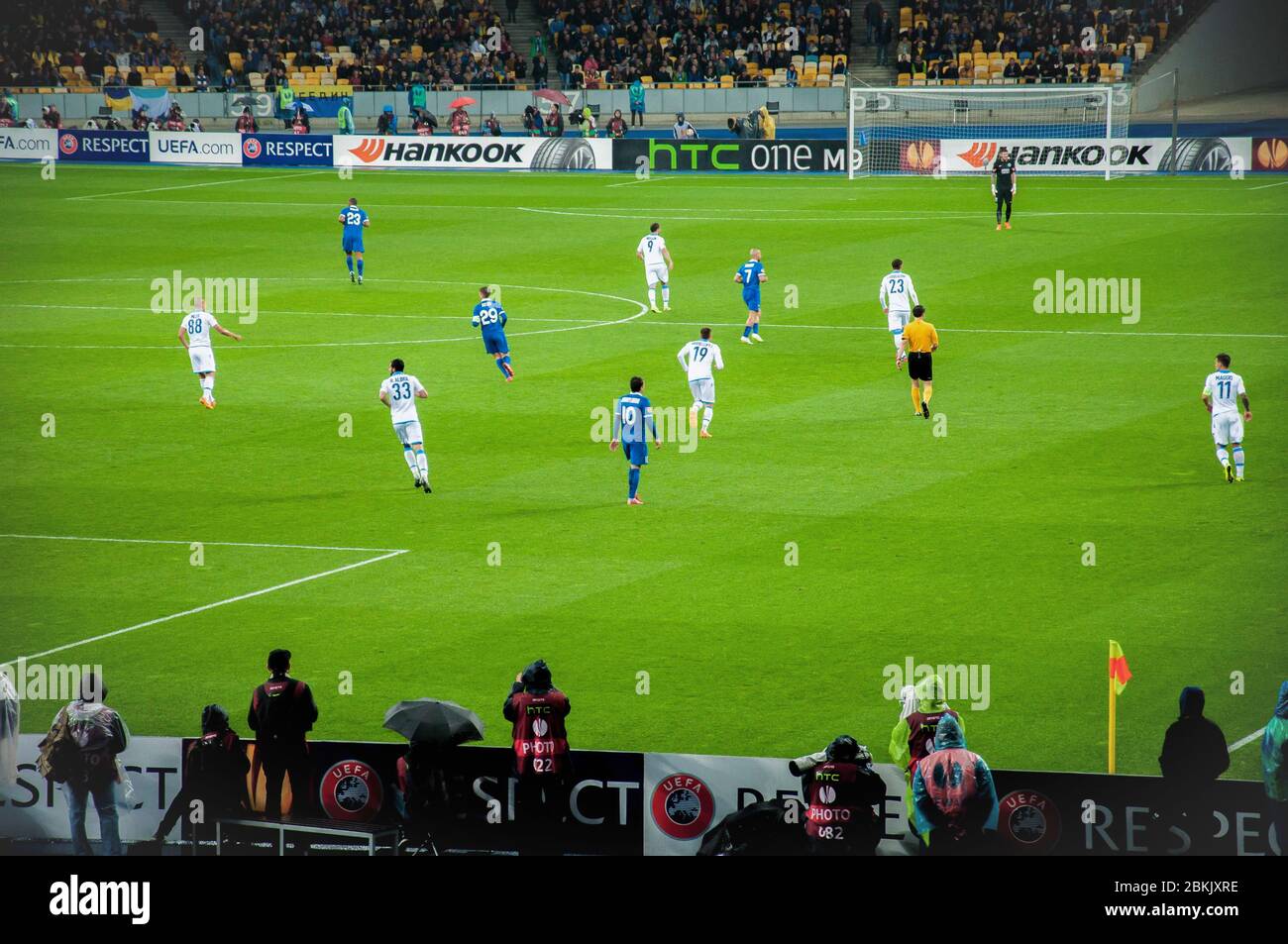 KIEV, UCRAINA - 14 MAGGIO 2015 giocatori di calcio di FС Dnipro e FС Napoli che corrono durante la loro semifinale della UEFA Europa League Foto Stock