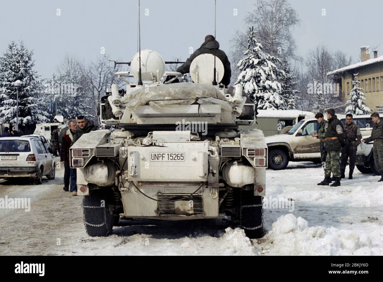 20 febbraio 1994 durante l'assedio di Sarajevo: Un'auto blindata francese nella caserma Lukavica di Bosnian-Serb, vicino all'aeroporto di Sarajevo. Foto Stock