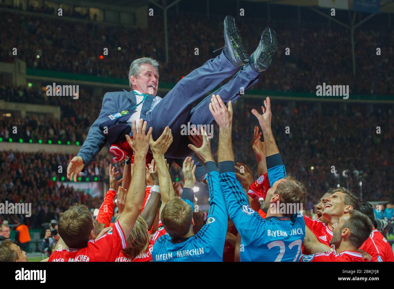 L'aria. 9 maggio 2020. Jupp HEYNCKES celebra il suo 75° compleanno il 9 maggio 2020. Foto d'archivio: I giocatori del Bayern gettano in aria il loro allenatore Jupp HEYNCKES. Calcio, DFB Pokal, finale, stagione 2012/2013, FC Bayern Monaco (MÅ nchen) - VfB Stoccarda, il 01.06.2013 a Berlino/OLYMPIASTADION/Germania. Â | utilizzo nel mondo credito: dpa/Alamy Live News Foto Stock