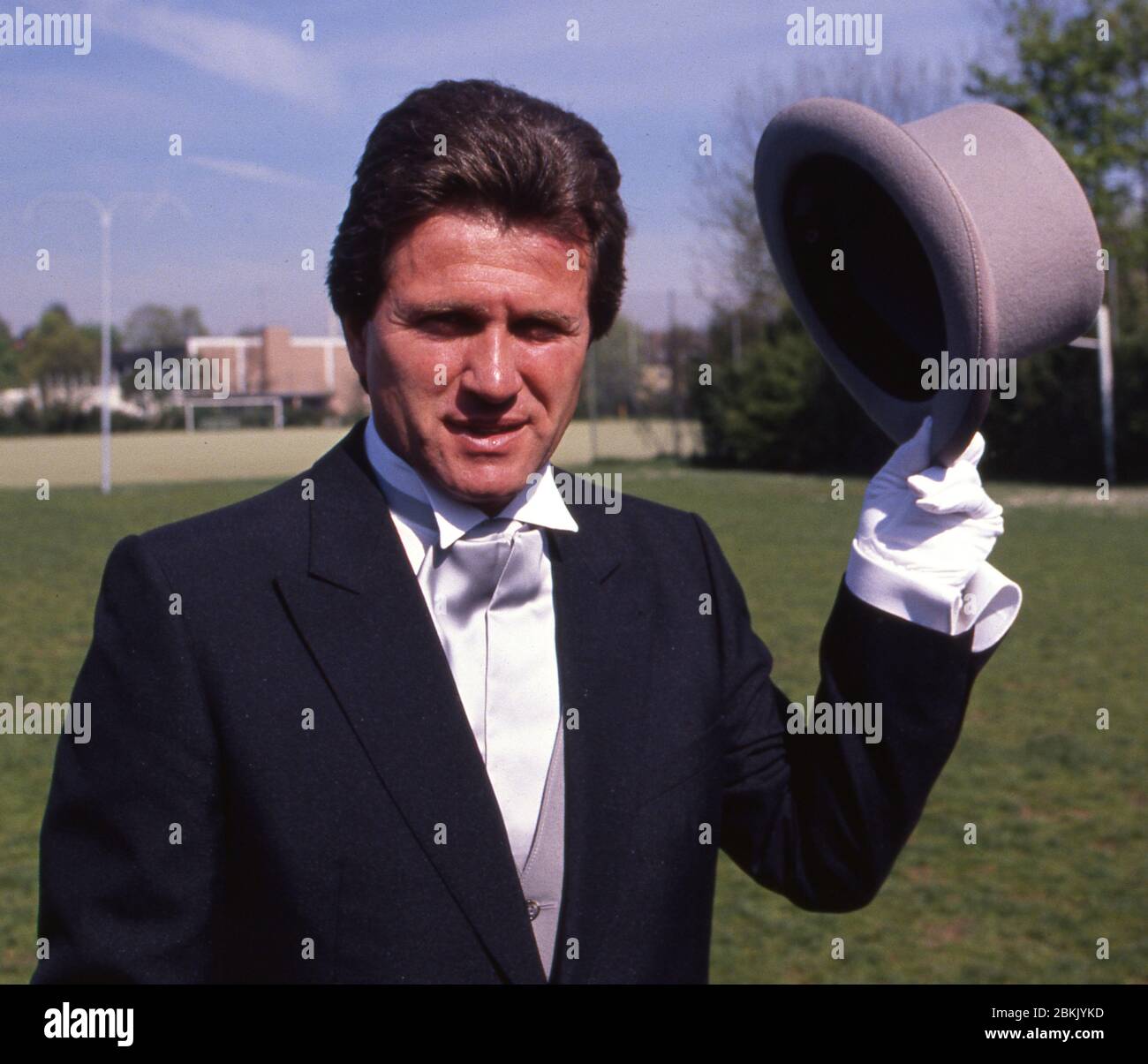 Monaco, Germania. 05 maggio 2020. Jupp HEYNCKES celebra il suo 75° compleanno il 9 maggio 2020. Archivio foto: Jupp HEYNCKES, Germania, calcio, allenatore FC Bayern Monaco, figura a metà lunghezza, QF, ritratto a metà lunghezza, indossare un cappotto con cappello, sollevare il cappello in saluta, 04/15/1990, | uso nel mondo credito: dpa/Alamy Live News Foto Stock