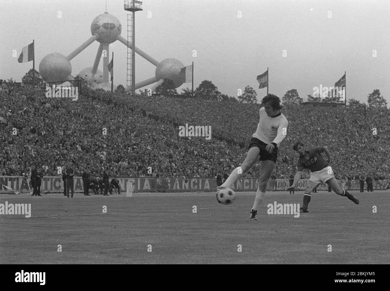 Belgrado, Jugoslawien. 05 maggio 2020. Jupp HEYNCKES celebra il suo 75° compleanno il 9 maggio 2020. Archivio foto: Una scena di gioco con un giocatore tedesco (Jupp HEYNCKES) sparando nello stadio Heysel; l'Atomium, il punto di riferimento della Fiera Mondiale di Bruxelles 1958, può essere visto sullo sfondo; scatto in bianco e nero; Campionato europeo di calcio EM 1972 in Belgio Repubblica federale di Germania finale (FRG) - Unione Sovietica (URSS) 3: 0; il 18 giugno 1972 a Bruxelles; | utilizzo nel mondo credito: dpa/Alamy Live News Foto Stock