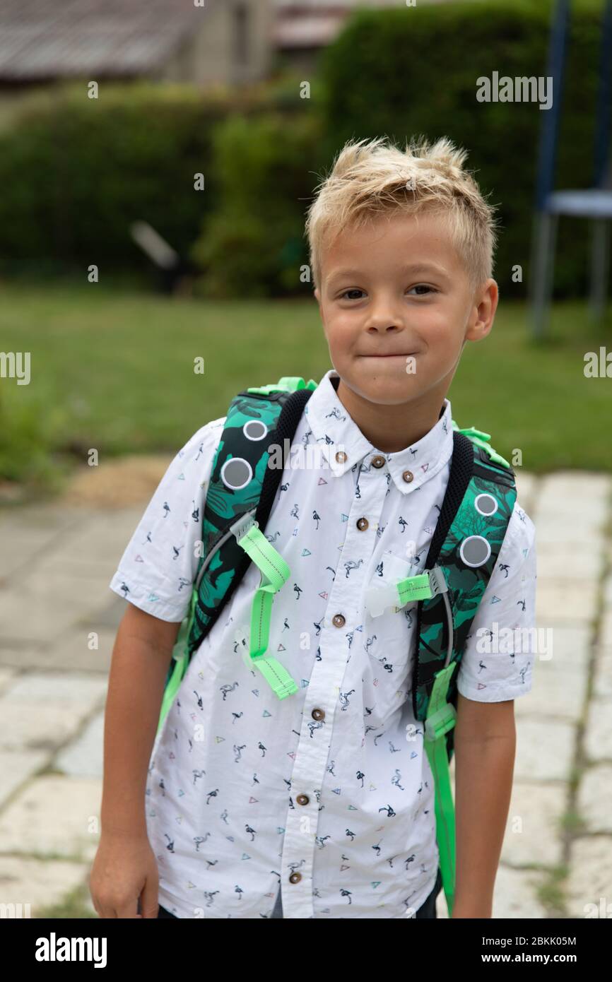 Il ragazzino va a scuola per la prima volta. Scuola di partenza. Primo grado di scuola elementare. Foto Stock