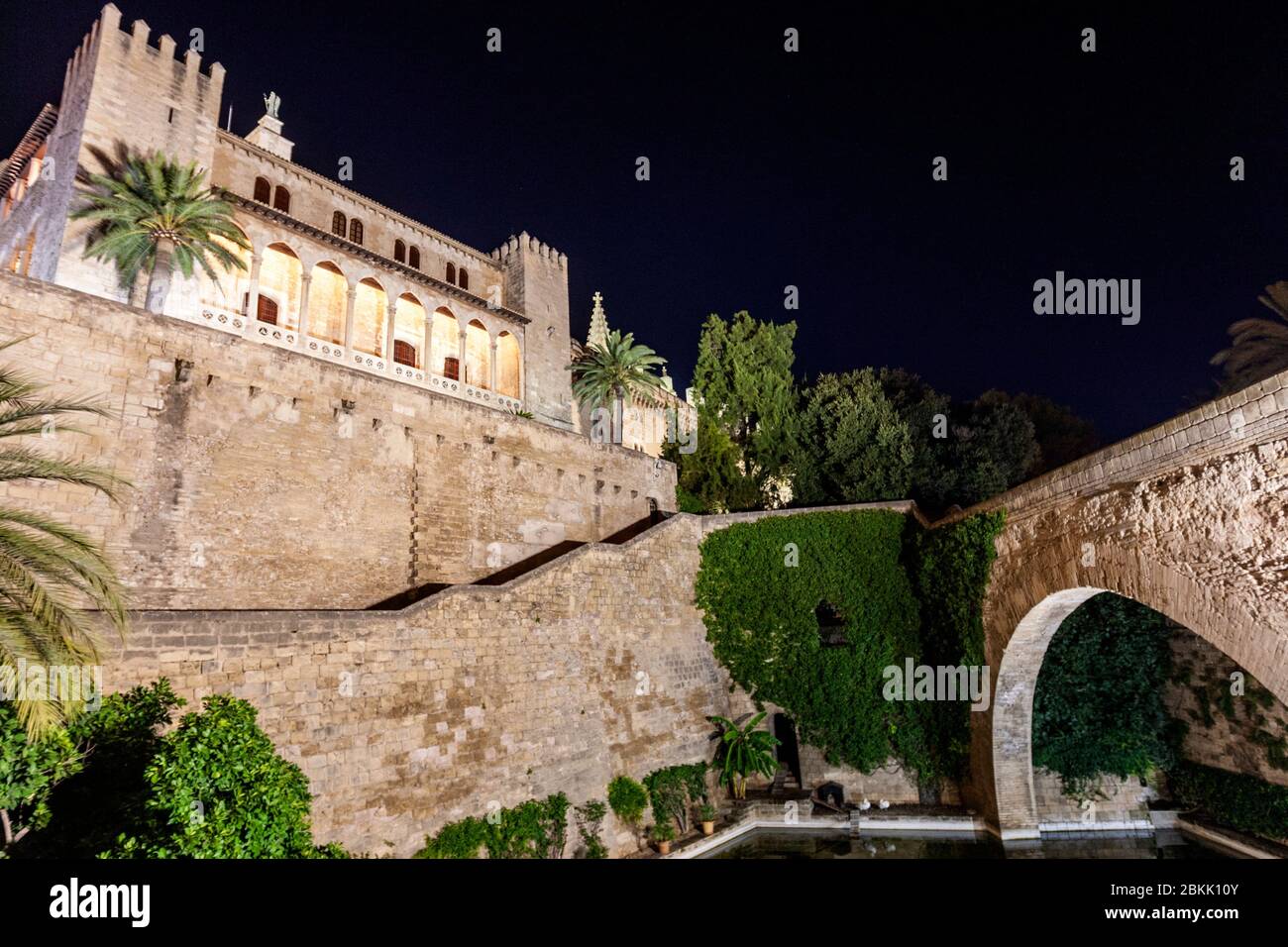 Arc de sa Drassana e Palazzo reale di la Almudaina, Palma di Maiorca, Isole Baleari, Spagna Foto Stock