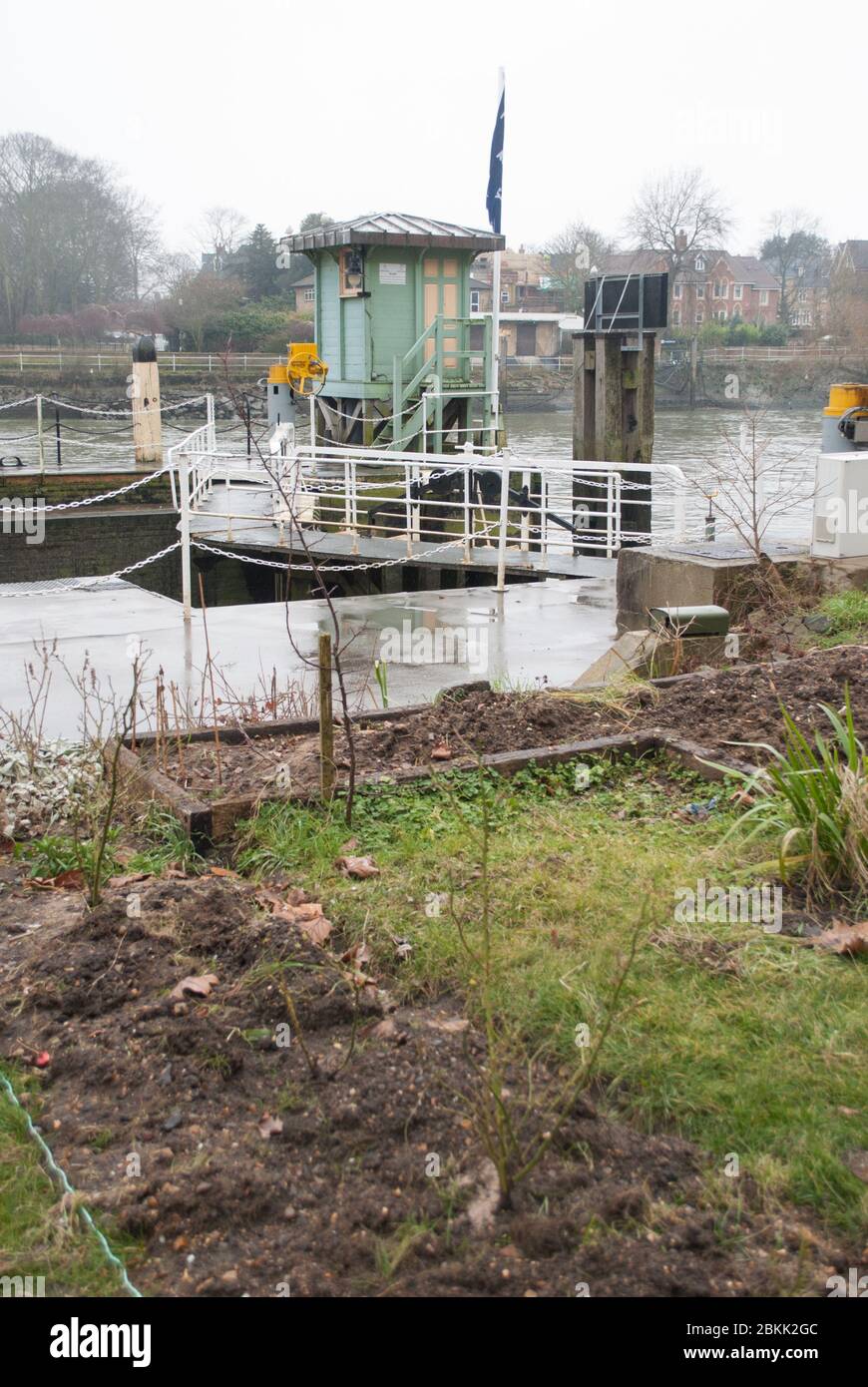 Teddington Lock sul Tamigi, da Teddington a Kew, Londra Foto Stock