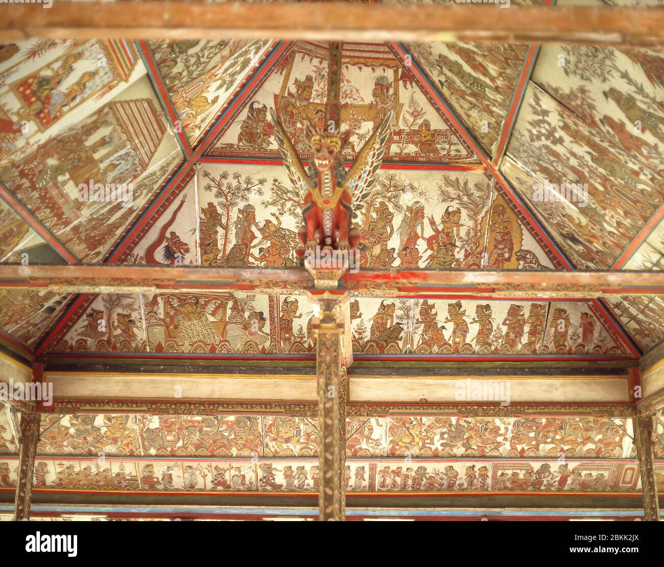 Quadri Wayang-sytle sul soffitto del Padiglione Kertha Gosa, Bale Kambang del Palazzo Klungkung, Semarapura, Bali, Repubblica di Indonesia Foto Stock