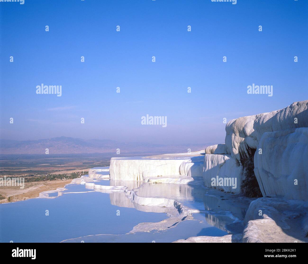 Terrazze bianche in travertino, Pamukkale, provincia di Denizli, Repubblica di Turchia Foto Stock