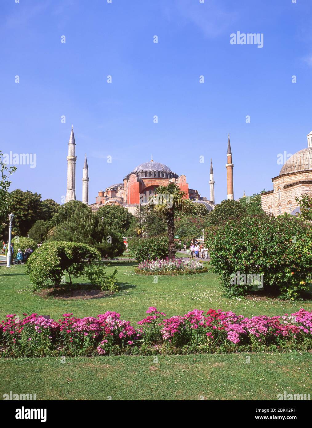 Haghi Sophia (Chiesa della Santa Sapienza) dal Parco del Sultano Ahmet, distretto di Fatih, Istanbul, Repubblica di Türkiye Foto Stock
