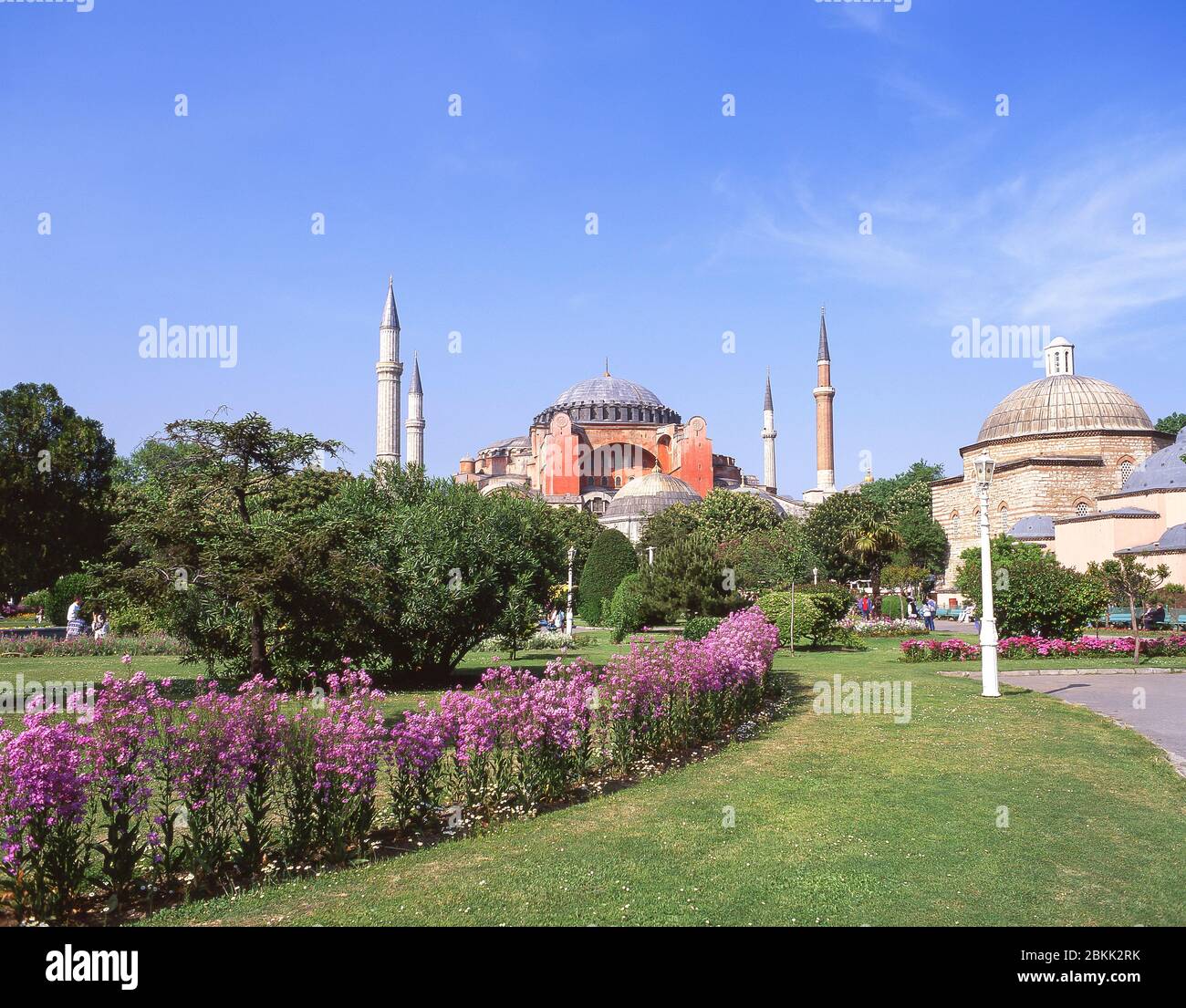 Haghi Sophia (Chiesa della Santa Sapienza) dal Sultan Ahmet Park, distretto di Fatih, Istanbul, Repubblica di Turchia Foto Stock