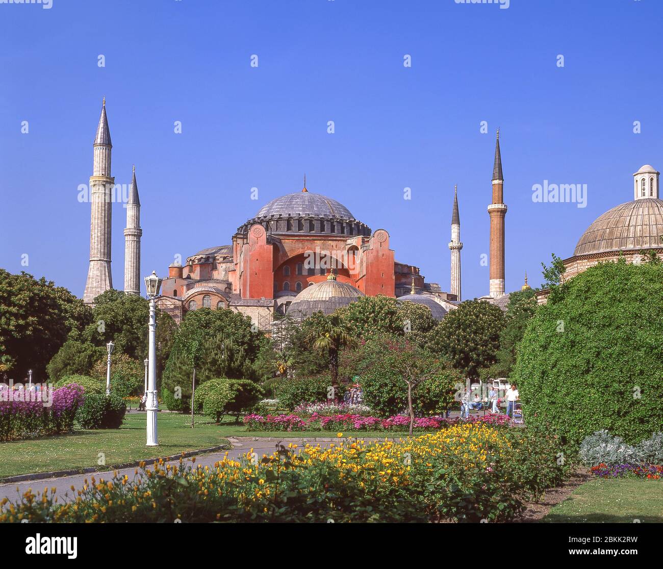 Haghi Sophia (Chiesa della Santa Sapienza) dal Parco del Sultano Ahmet, distretto di Fatih, Istanbul, Repubblica di Türkiye Foto Stock