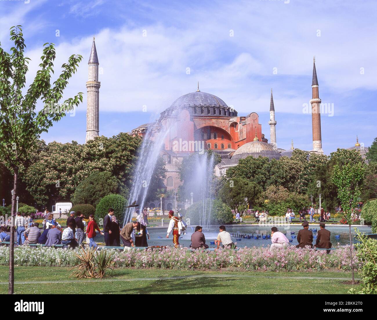 Haghi Sophia (Chiesa della Santa Sapienza) dal Parco del Sultano Ahmet, distretto di Fatih, Istanbul, Repubblica di Türkiye Foto Stock