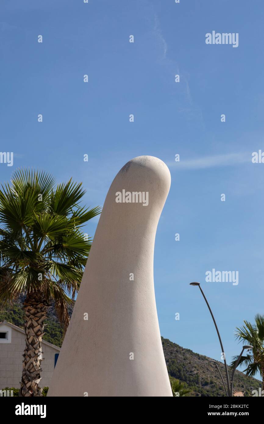 Bol, Croazia, 10 settembre 2019. Una grande statua di pietra calcarea bianca a forma di famosa spiaggia con una forma unica a corno su Brac durante su una d soleggiata Foto Stock