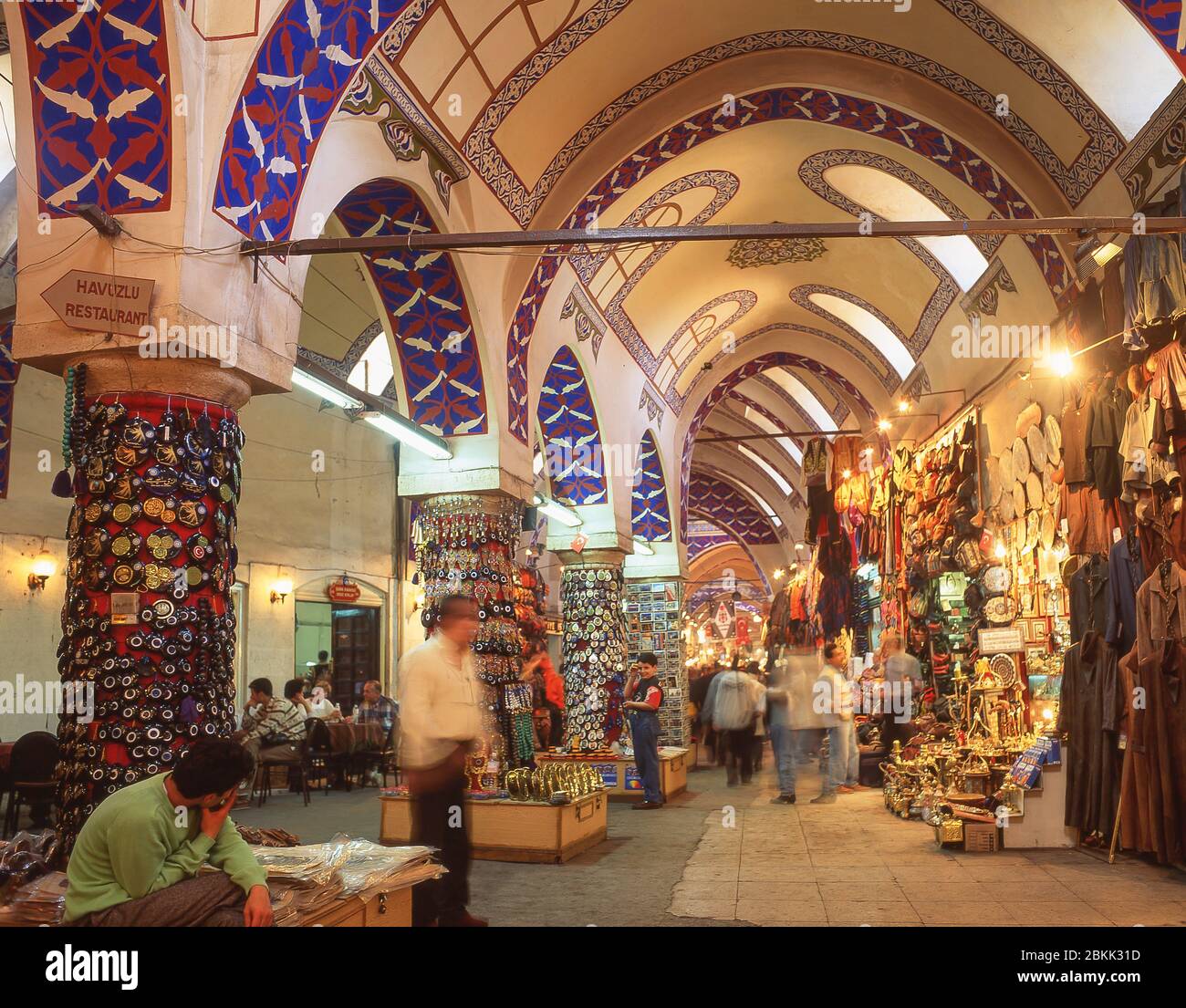 Interno del Gran Bazaar (Kapalicarsi), Distretto di Fatih, Istanbul, Repubblica di Turchia Foto Stock