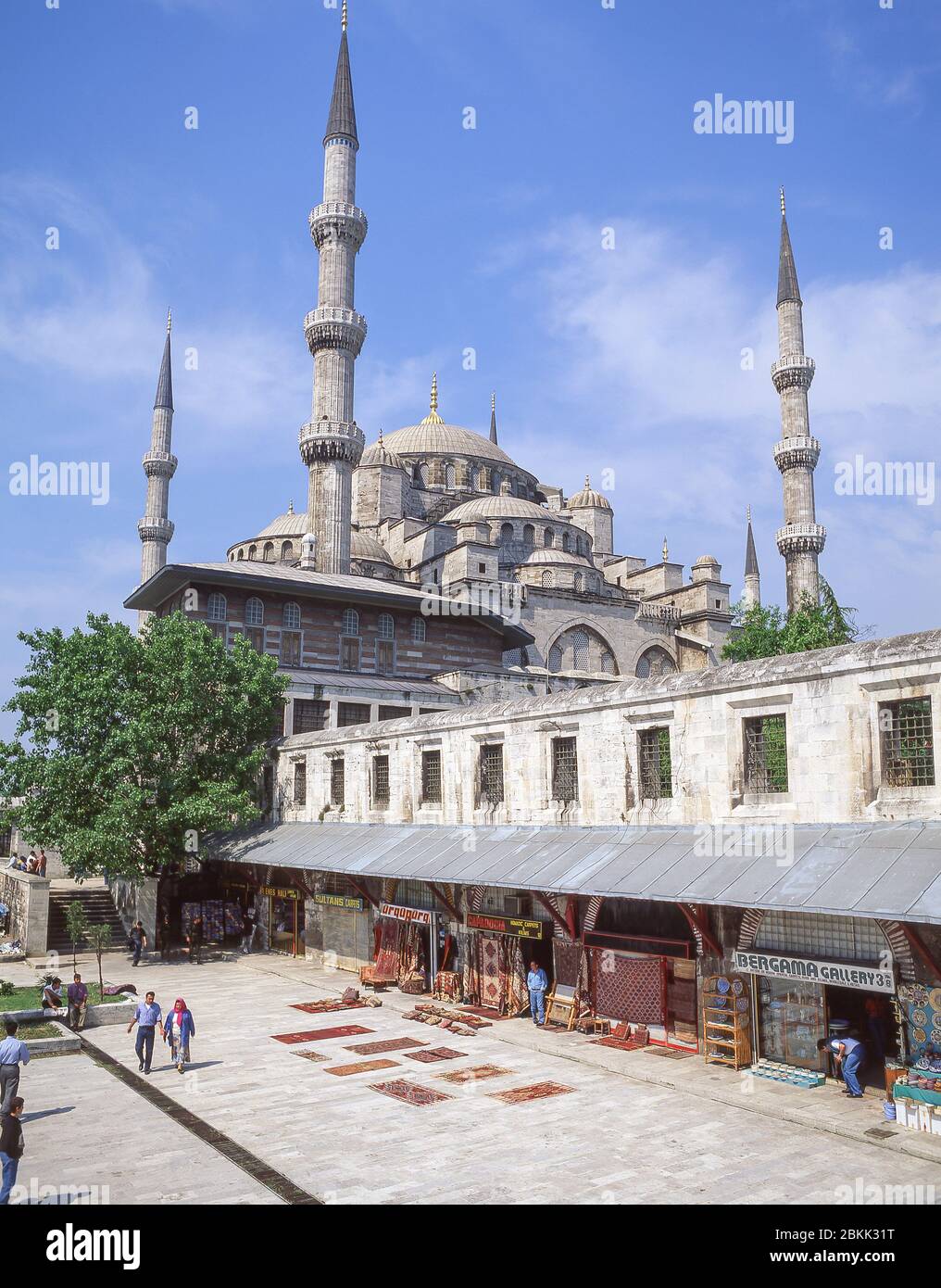 Moschea del Sultano Ahmed (Moschea Blu), e negozi di tappeti turchi, il quartiere di Fatih, Istanbul, Repubblica di Turchia Foto Stock