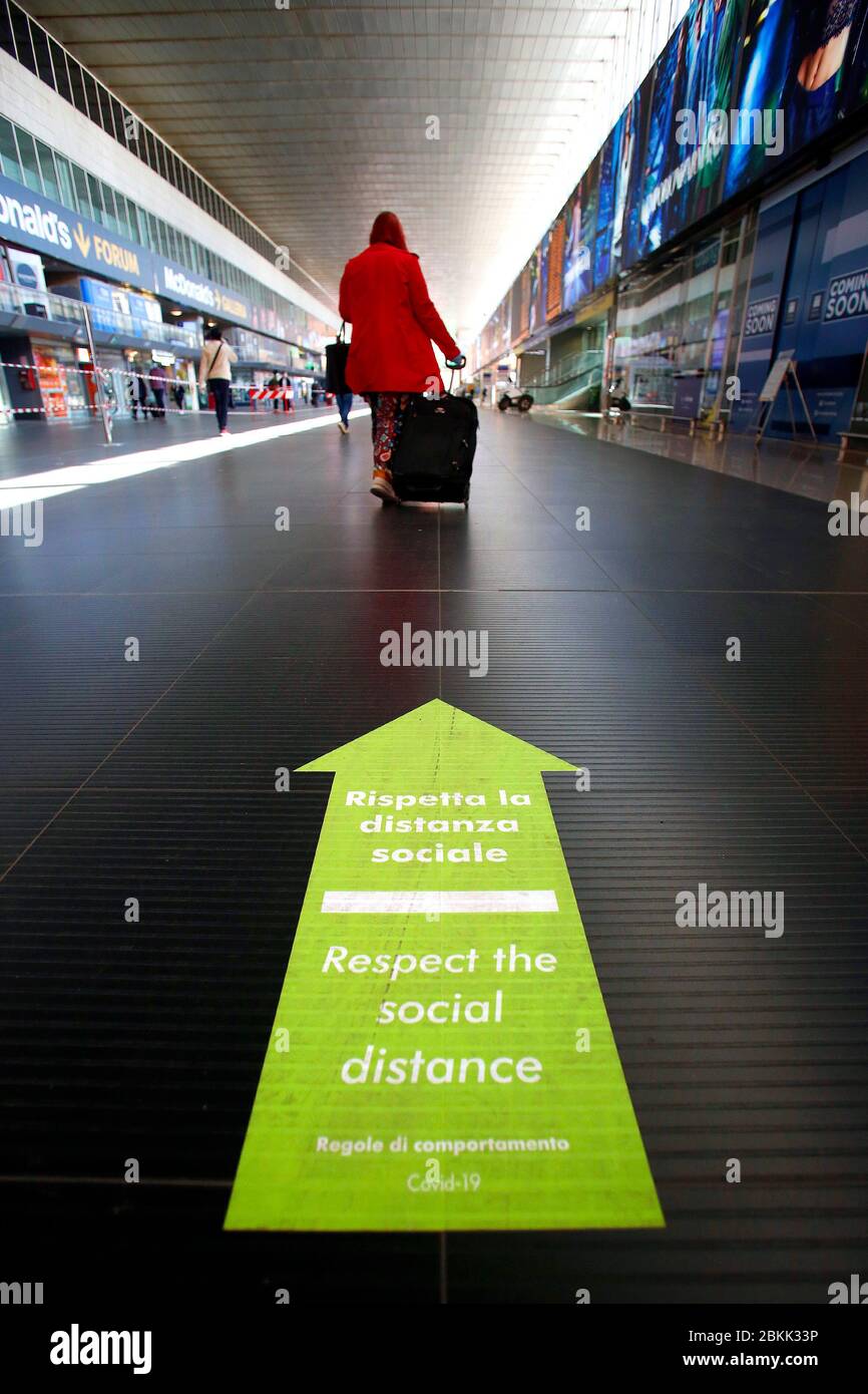 Roma, Italia. 04 maggio 2020. Stazione Termini, banner rispettare distanza sociale Roma 4 Maggio 2020. Covid-19, l'Italia entra nella seconda fase dell'emergenza coronavirus. Foto Samantha Zucchi Insidefoto Credit: Insidefoto srl/Alamy Live News Foto Stock