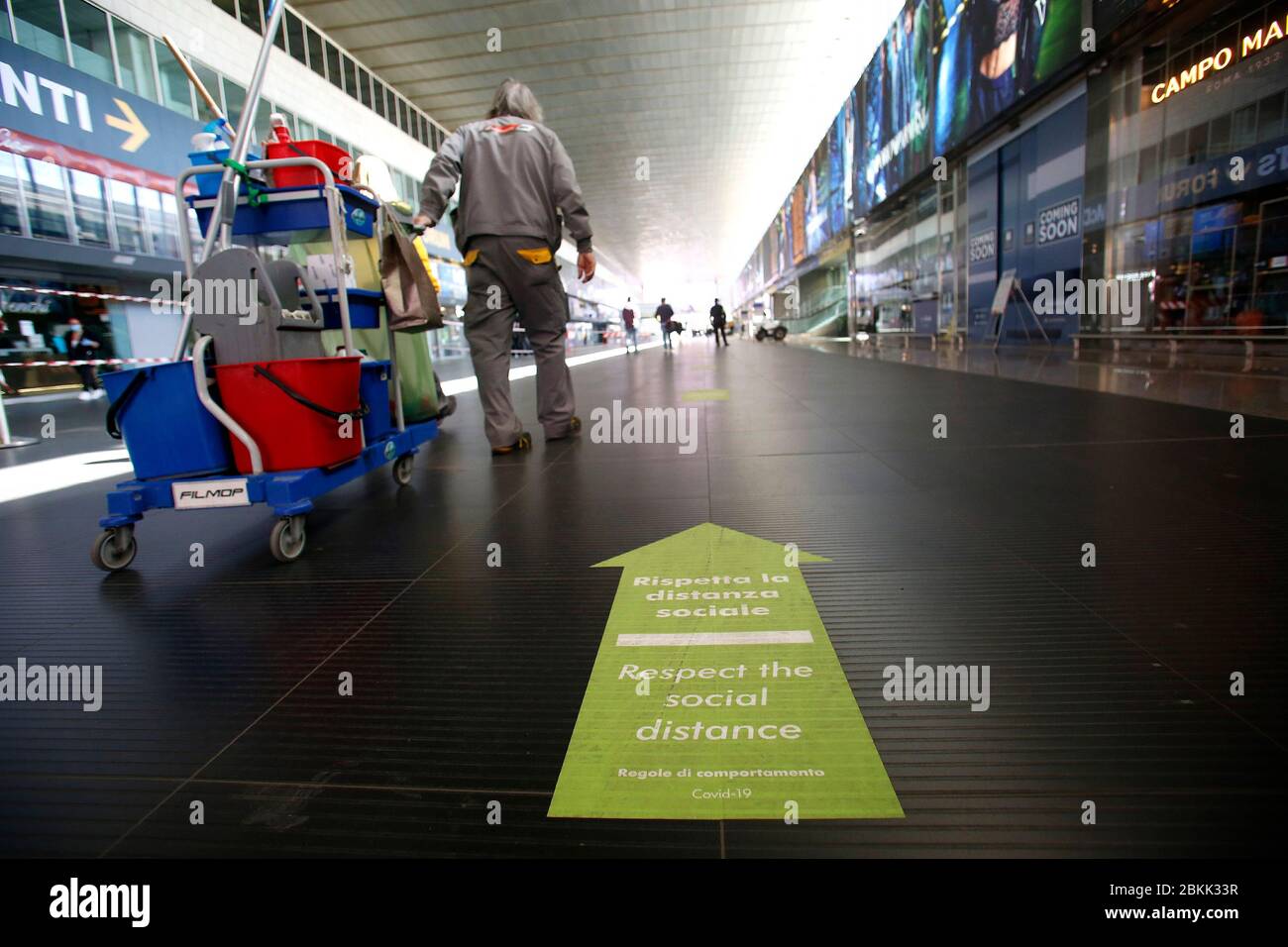 Roma, Italia. 04 maggio 2020. Stazione Termini, banner rispettare distanza sociale Roma 4 Maggio 2020. Covid-19, l'Italia entra nella seconda fase dell'emergenza coronavirus. Foto Samantha Zucchi Insidefoto Credit: Insidefoto srl/Alamy Live News Foto Stock