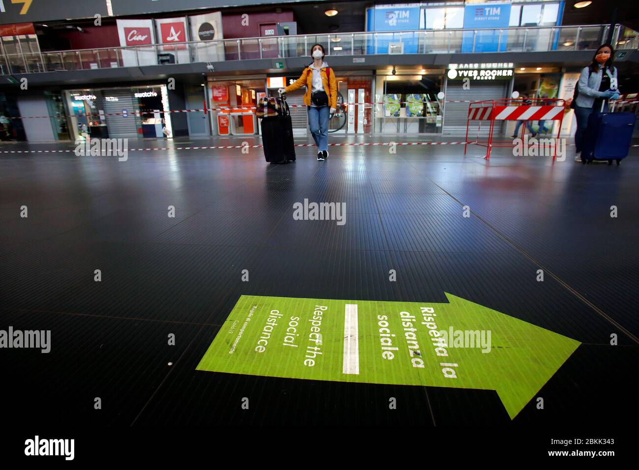 Roma, Italia. 04 maggio 2020. Stazione Termini, banner rispettare distanza sociale Roma 4 Maggio 2020. Covid-19, l'Italia entra nella seconda fase dell'emergenza coronavirus. Foto Samantha Zucchi Insidefoto Credit: Insidefoto srl/Alamy Live News Foto Stock