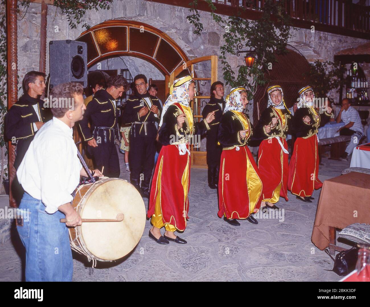 Gruppo di danza locale in ristorante turco, distretto di Fatih, Istanbul, Repubblica di Turchia Foto Stock