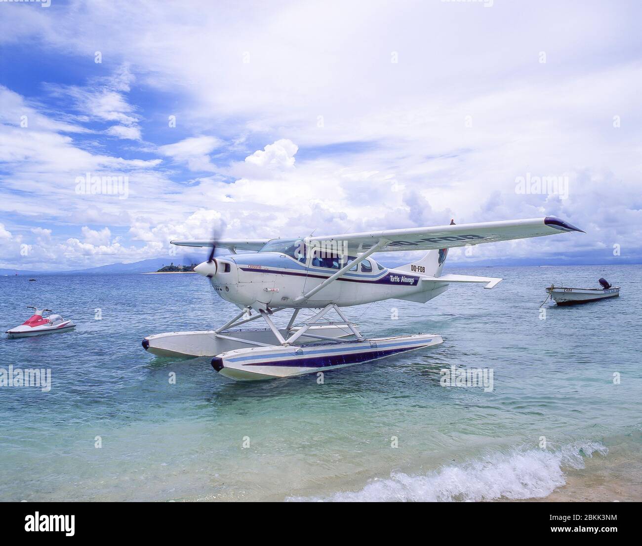 Turtle Airways Cessna idrovolante sul litorale, Beachcomber Island Resort, Beachcomber Island, Mamanuca Islands, Repubblica delle Fiji Foto Stock