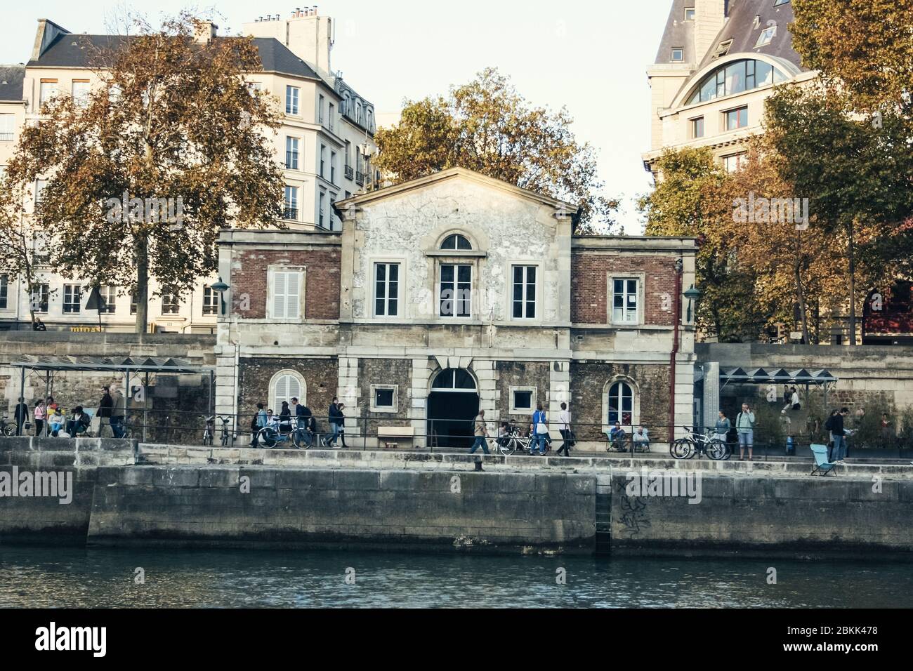 Case sul canale della Senna a Parigi Foto Stock