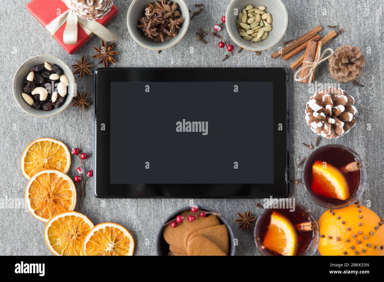 computer tablet, vin brulé e oggetti natalizi Foto Stock
