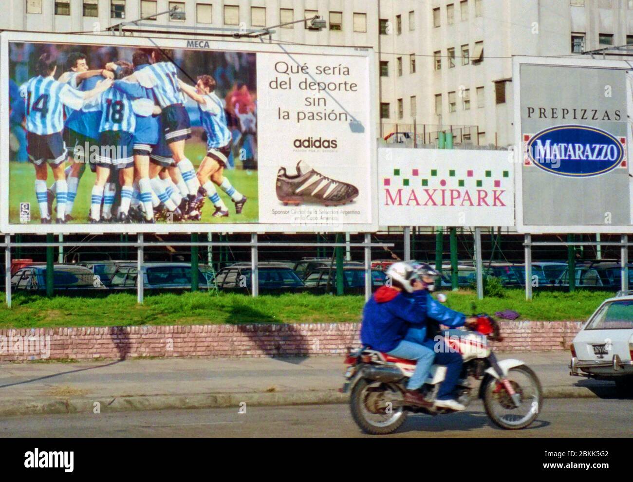 Pubblicità cartelloni su una strada a Buenos Aires Foto Stock