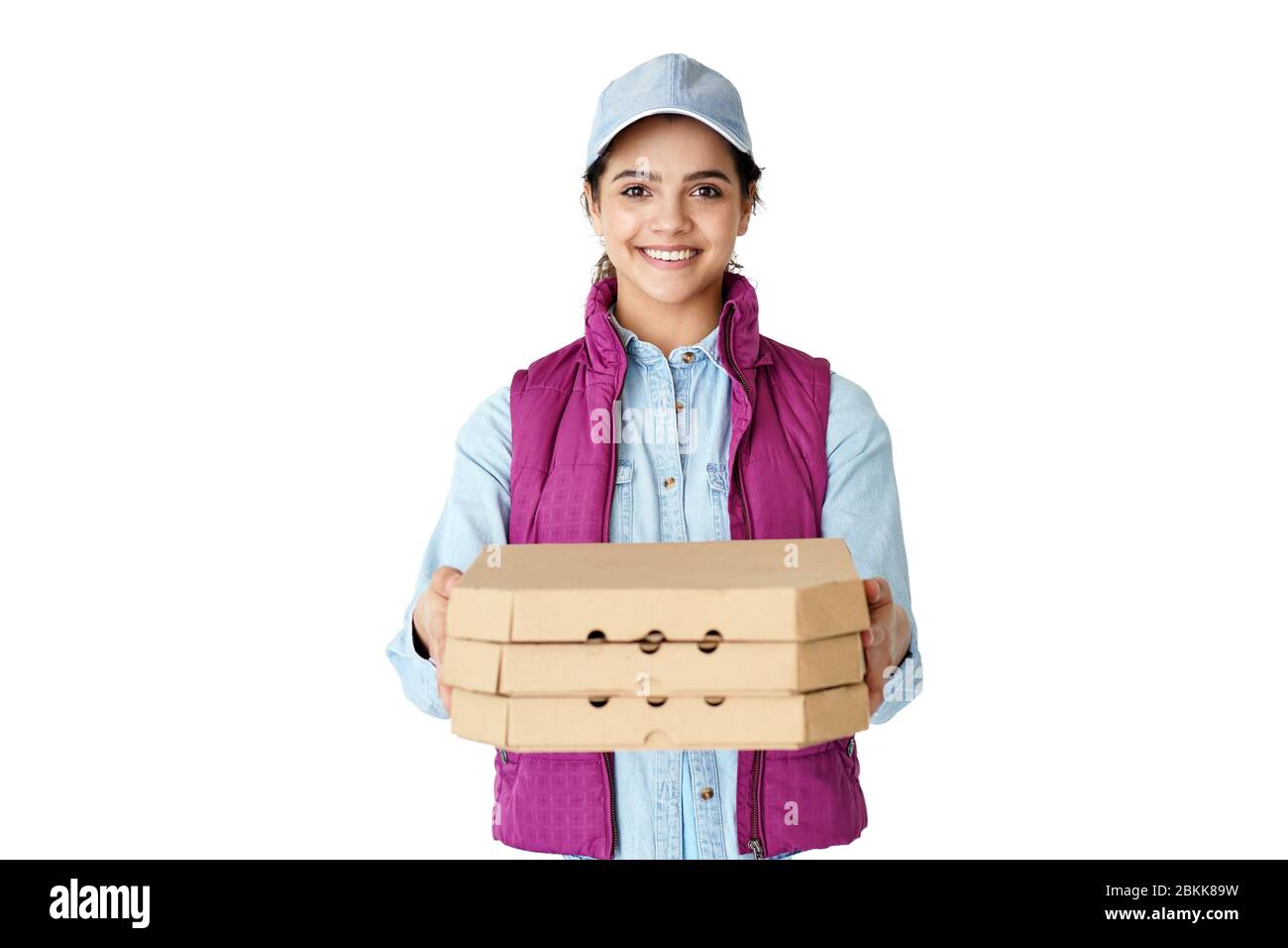 Sorridente donna ispanica corriere indossa uniforme tenere scatole pizza isolato su bianco. Foto Stock
