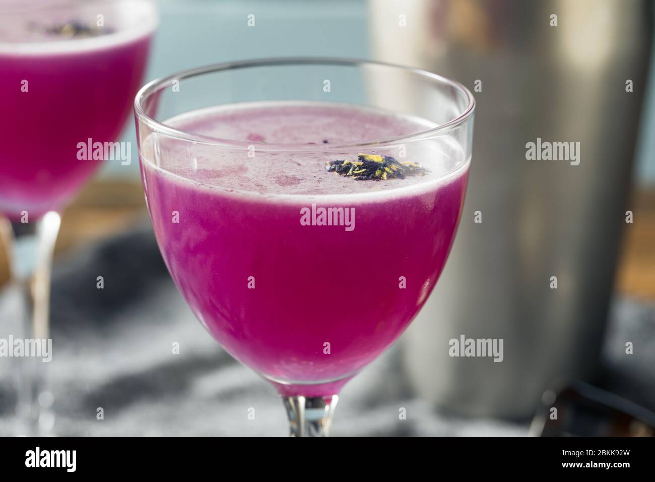 Boozy viola farfalla Pea Flower Gin cocktail pronto a bere Foto Stock