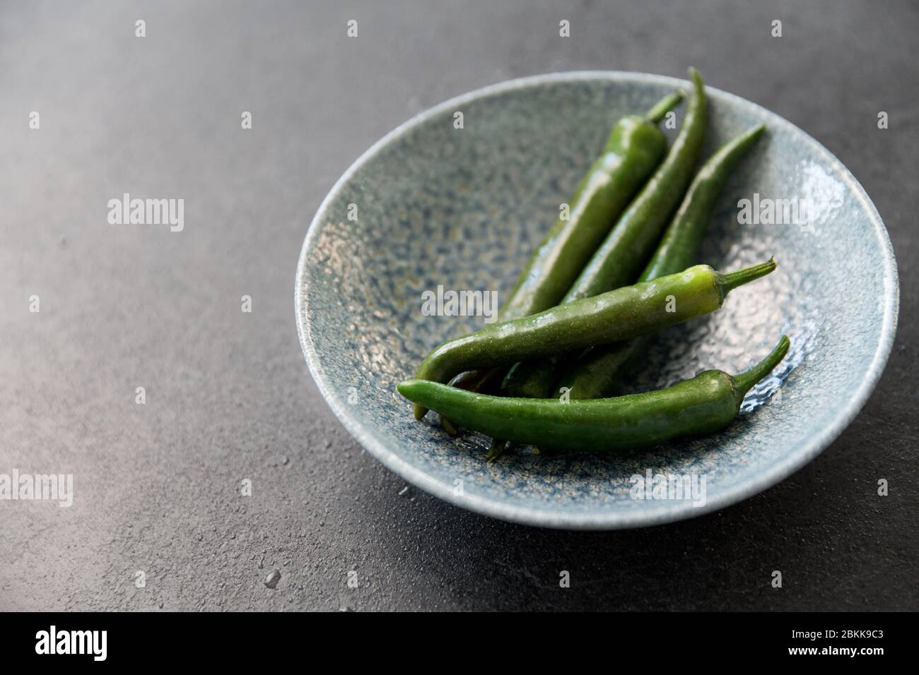 primo piano di peperoncini verdi nel recipiente Foto Stock