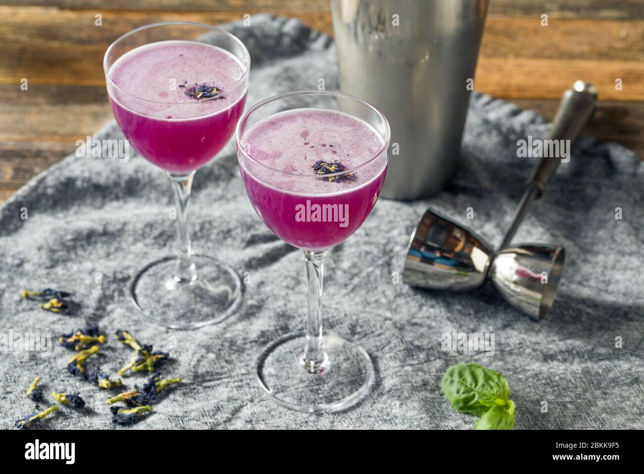 Boozy viola farfalla Pea Flower Gin cocktail pronto a bere Foto Stock