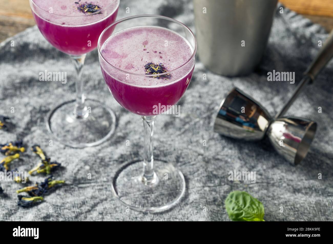 Boozy viola farfalla Pea Flower Gin cocktail pronto a bere Foto Stock