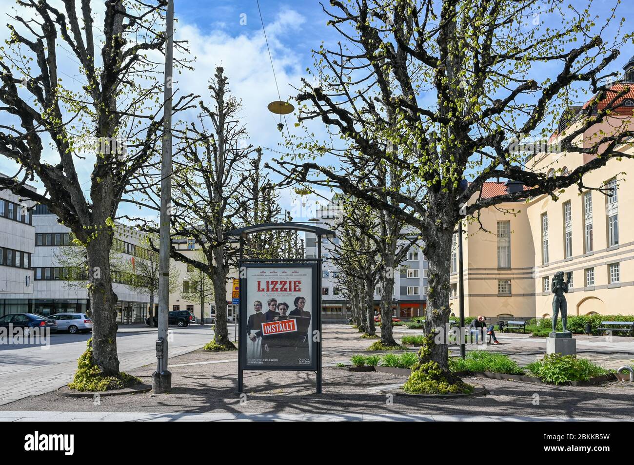 Alberi all'esterno dell'edificio del teatro (a destra) a Norrköping Svezia nel maggio 2020. Segno che dice giocare cis ancelled a causa di coronavirus. Foto Stock