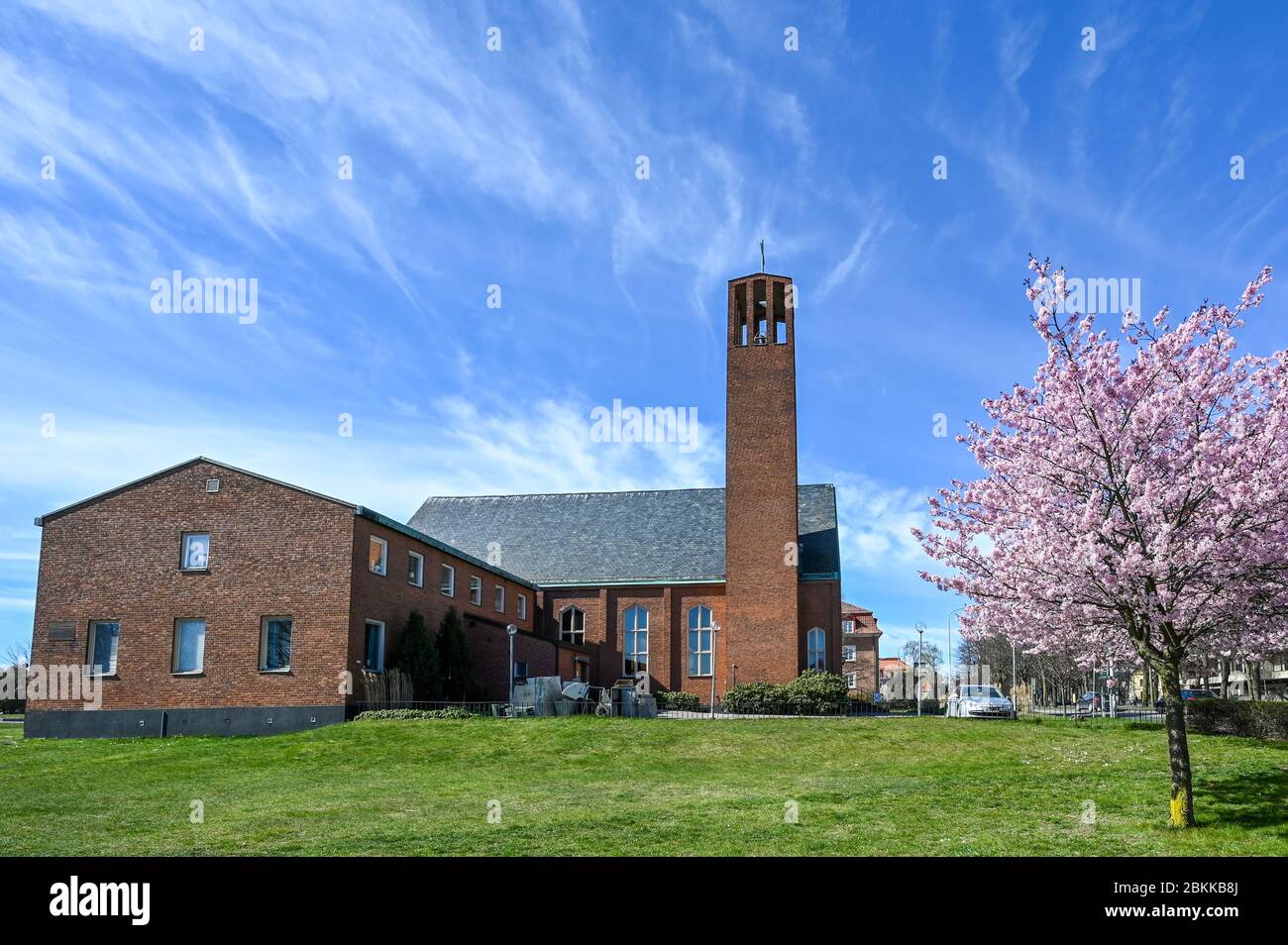 Chiesa di Immanuels nel parco cittadino Vasaparken durante la primavera. Norrkoping è una storica città industriale della Svezia. Foto Stock