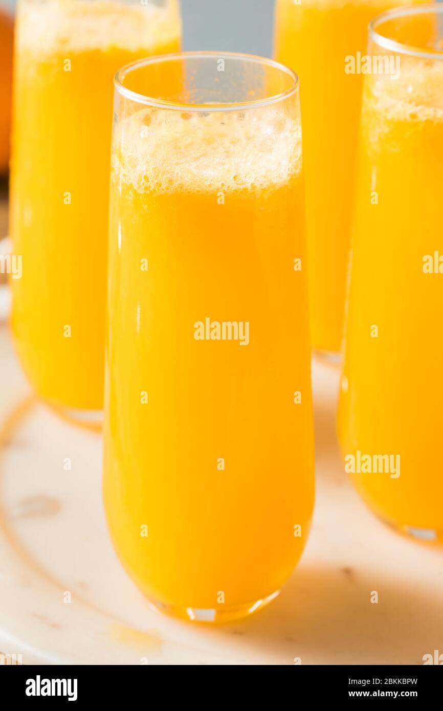 Champagne Mimosa con succo d'arancia pronto a bere Foto Stock