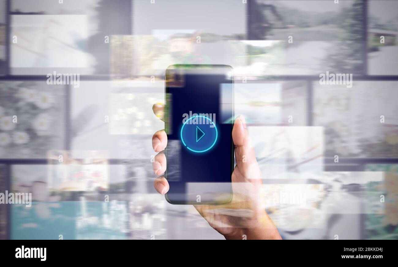 Cinema online. Donna che tiene uno smartphone con il pulsante DI RIPRODUZIONE sullo schermo e riprese di film sfocati sullo sfondo, collage Foto Stock