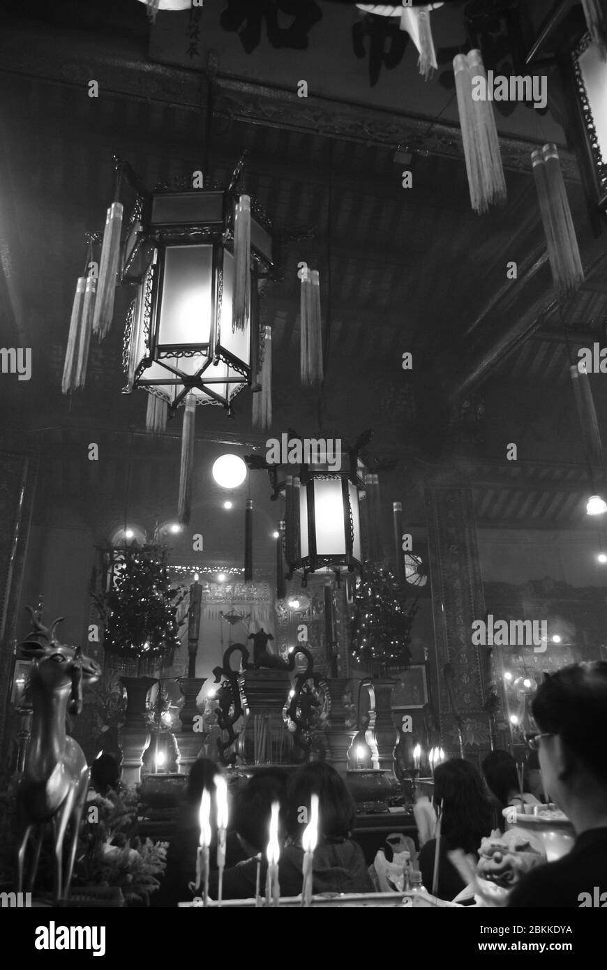 Luci sospese Lanterne interni Tempio buddista Mist Smoke Incense luci rosse Hong Kong Foto Stock Luci sospese Lanterne interni Tempio buddista Mist Smoke Incense luci rosse Hong Kong Foto Stock