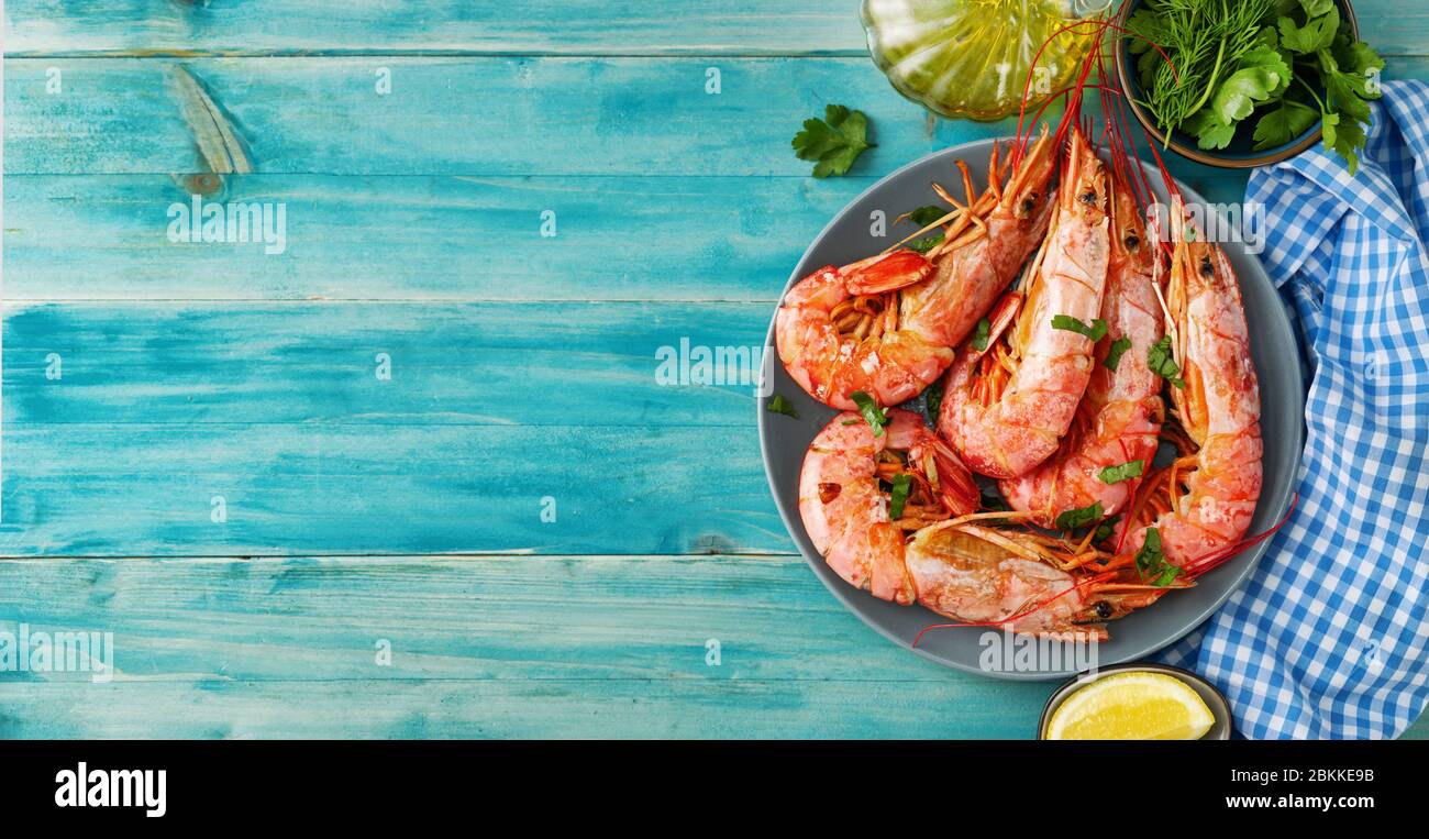Vista dall'alto dei gamberi rossi argentini sullo sfondo dell'acqua del menthe Foto Stock