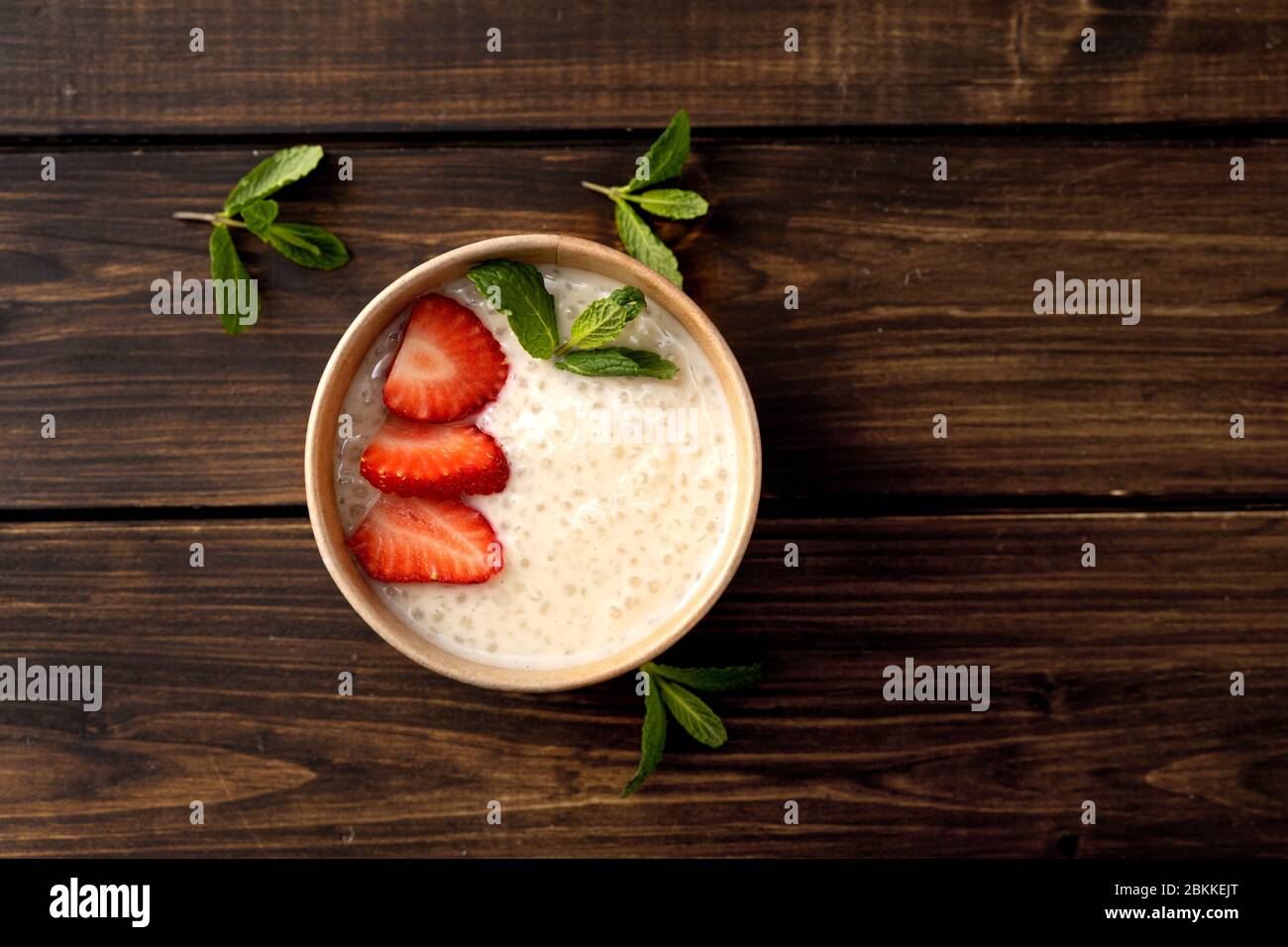 Primo piano di tapioca budino in una tazza di carta eco Foto Stock