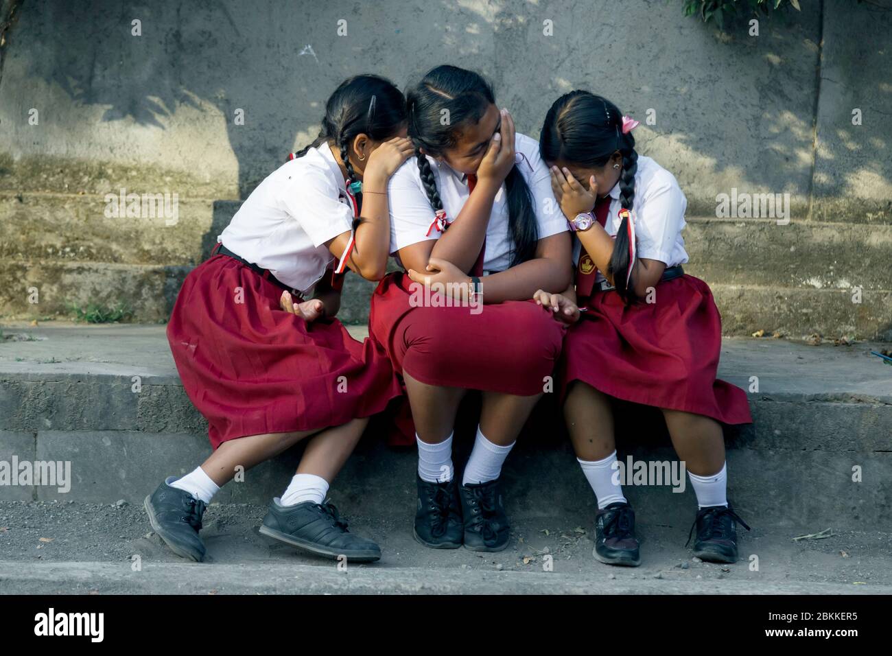 Ritratto delle studentesse in uniforme, Bali, Indonesia Foto Stock