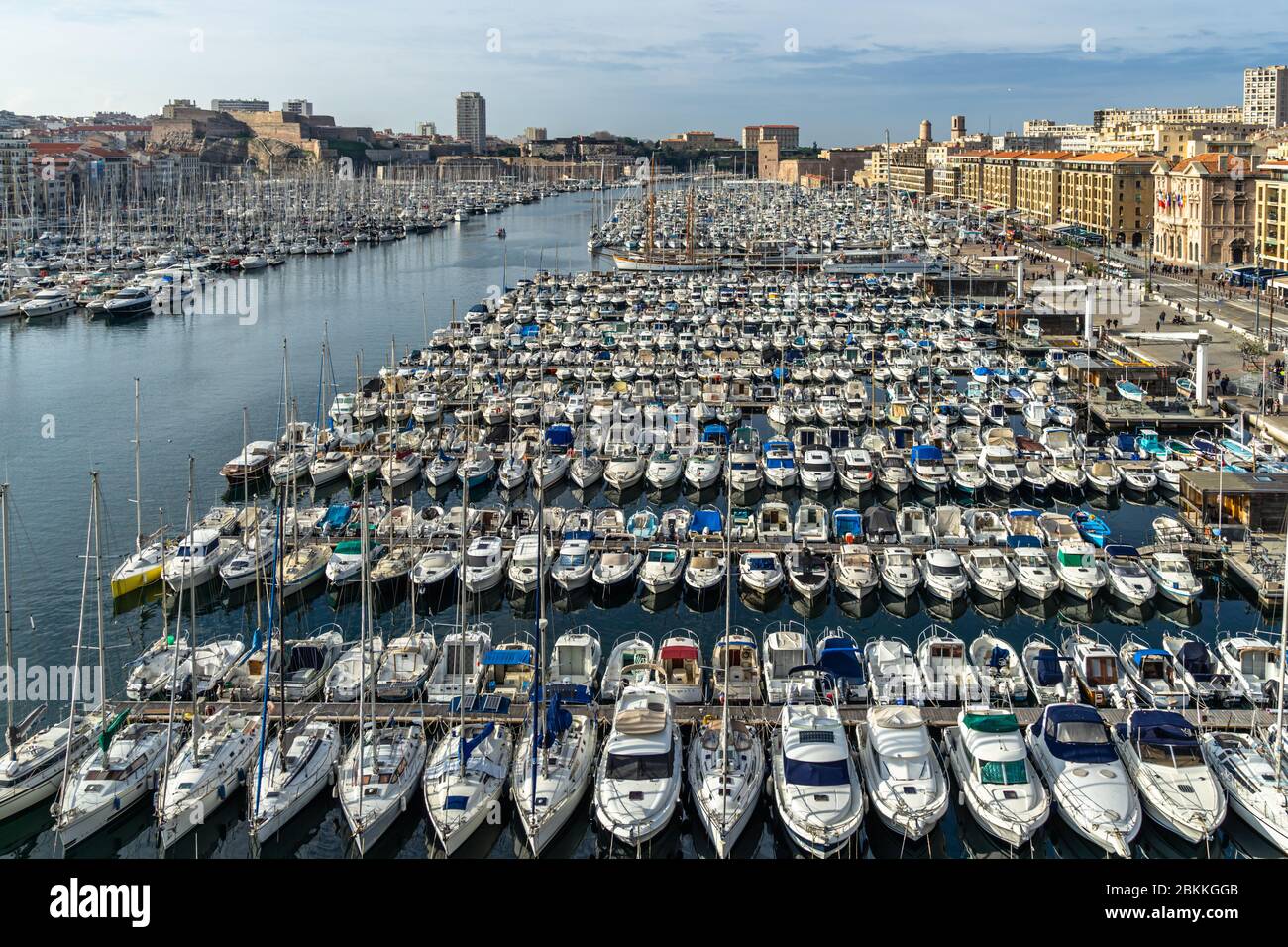 Vista panoramica aerea del Vieux Port de Marseilles (porto vecchio) vista dalla ruota panoramica. Marsiglia, Francia, gennaio 2020 Foto Stock