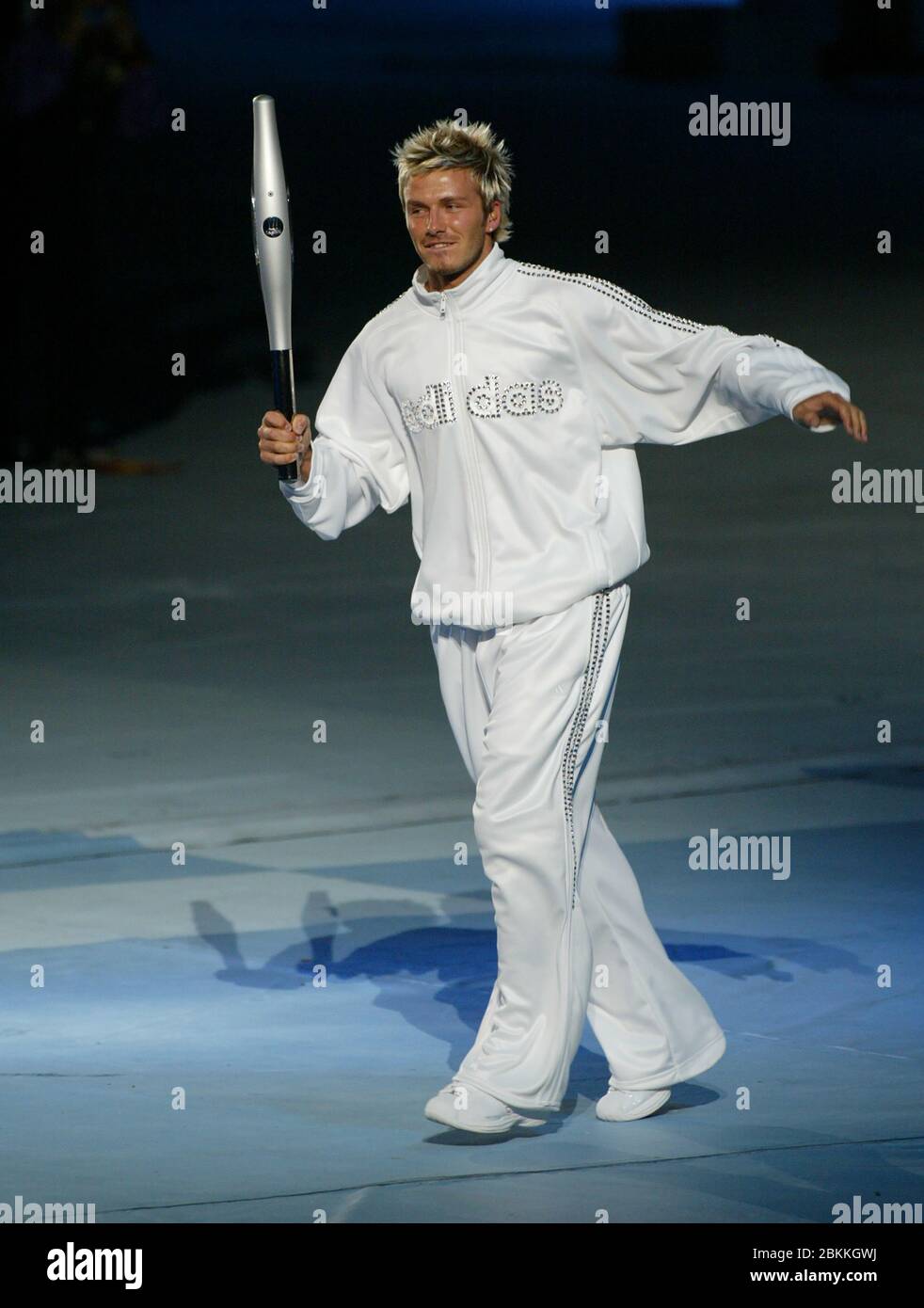 MANCHESTER - LUGLIO 25: Il giocatore di calcio britannico David Beckham che tiene la Jubilee Baton corre nello stadio del City of Manchester Stadium durante il 2002 Foto Stock