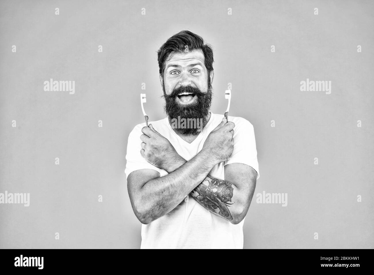 Sbarazzarsi della placca e del tartaro. Felice hipster tenere spazzolini da denti. Uomo Barbuto sorriso con spazzolini da denti. Salute dentale. Denti e gengive salute. Bocca sana. La cura della salute per via orale. Denti influiscono sulla vostra salute. Foto Stock