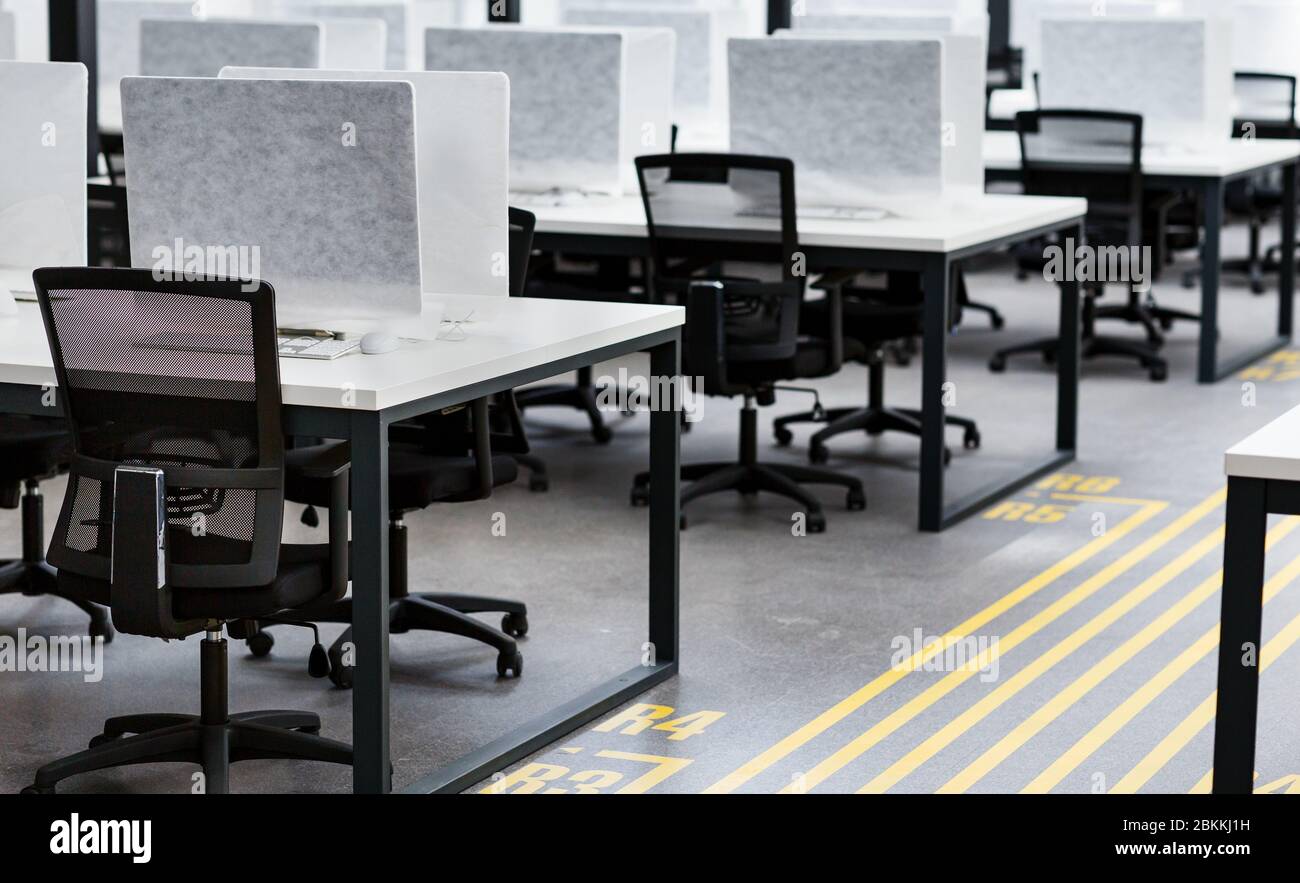 Ufficio moderno per lavoratori con spazio aperto e computer Foto Stock