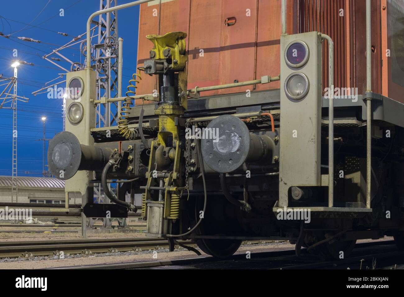 Primo piano dell'accoppiamento a vite di una locomotiva rossa a shunt tipo 294 nella zona di trasporto del porto di Amburgo foto a lunga esposizione Foto Stock