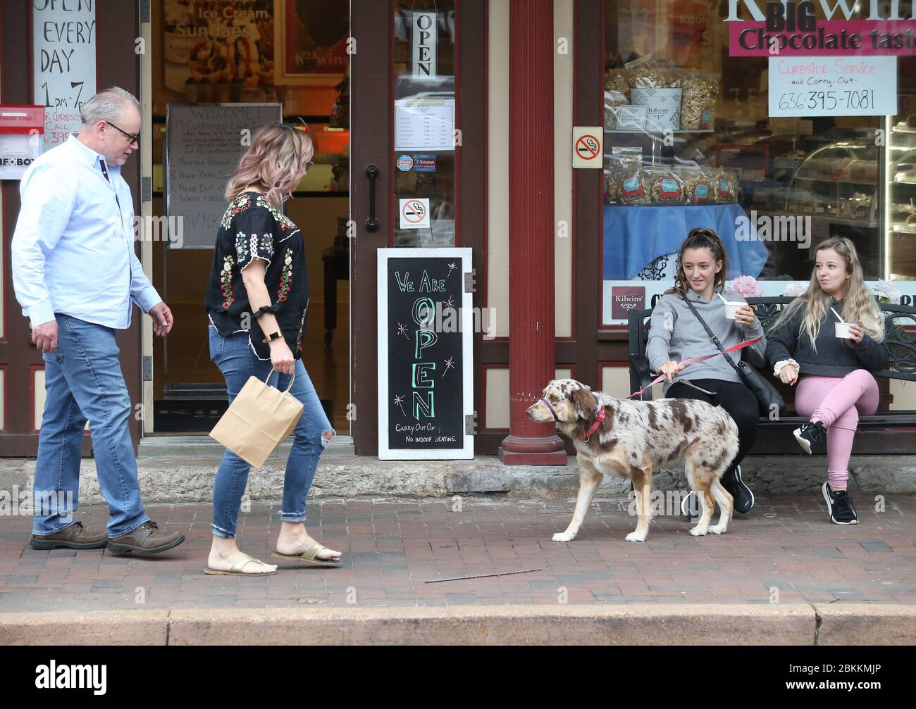 St. Charles, Stati Uniti. 04 maggio 2020. La gente ama il gelato a Kilwins mentre altri camminano sul marciapiede a St. Charles, Missouri, lunedì 4 maggio 2020. L'attività sulla storica Main Street è riaperta con altre aziende selezionate dopo essere stata chiusa per quasi due mesi da un ordine di emergenza statale, a causa di timori di coronavirus. Foto di Bill Greenblatt/UPI Credit: UPI/Alamy Live News Foto Stock