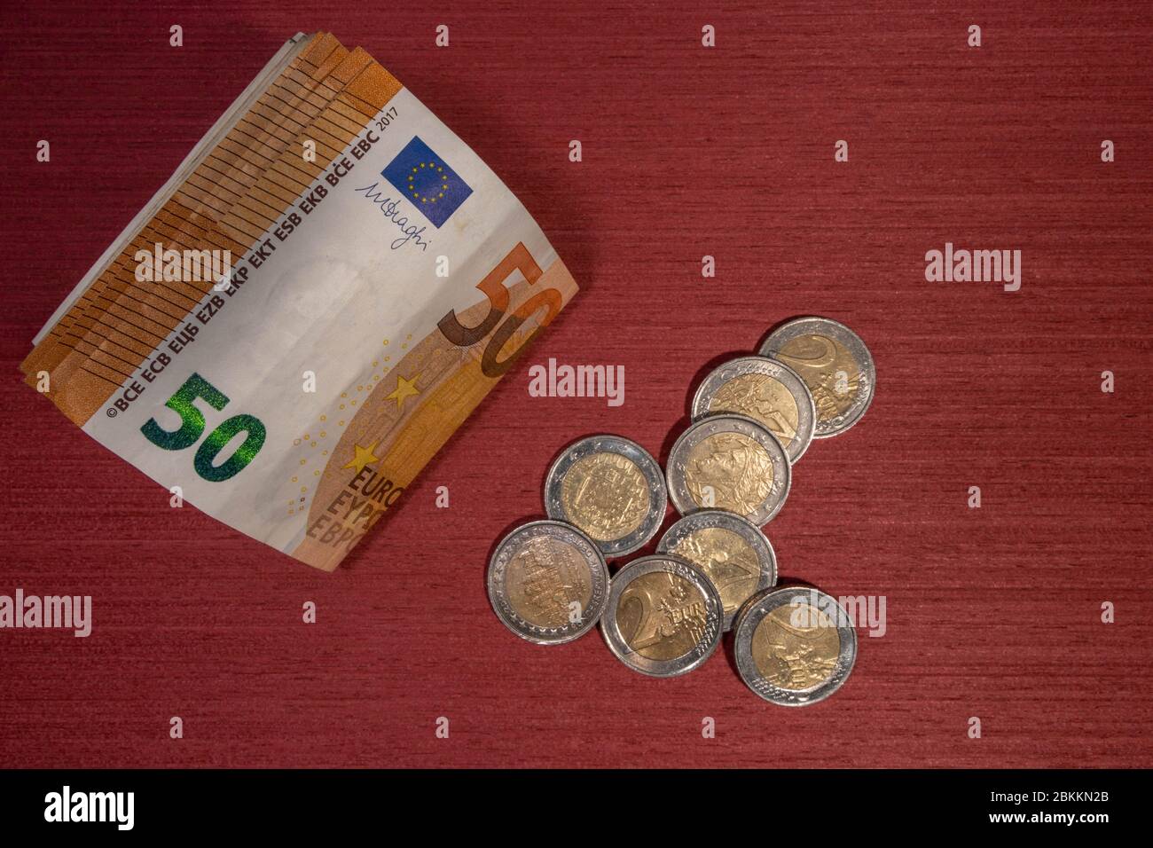 euro moneta di valori diversi ​​and monete su un tavolo Foto Stock