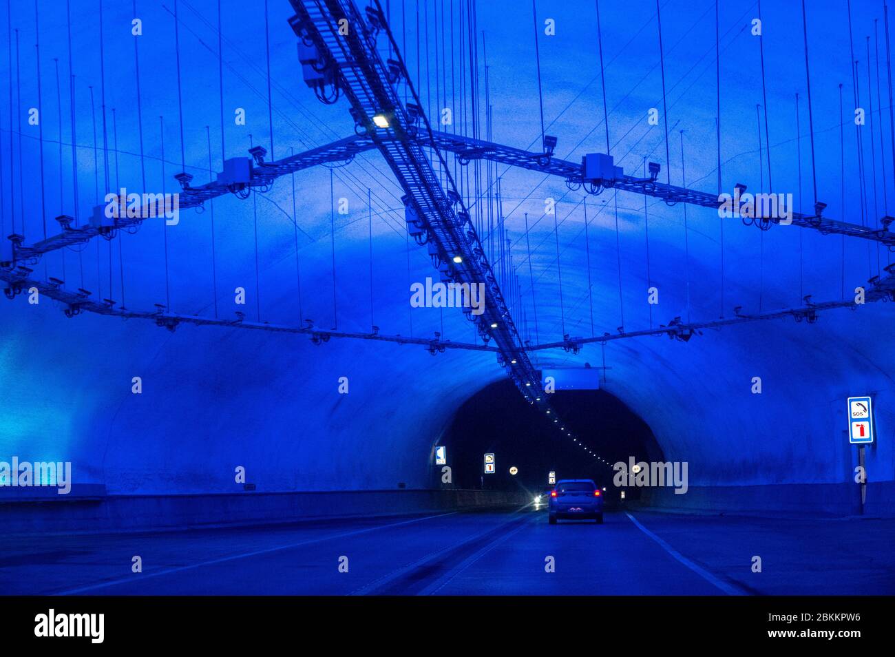 Tunnel con luci blu in Norvegia Foto Stock