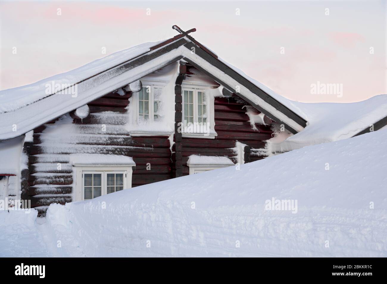 Casa in legno durante l'inverno in Norvegia Hovden Foto Stock