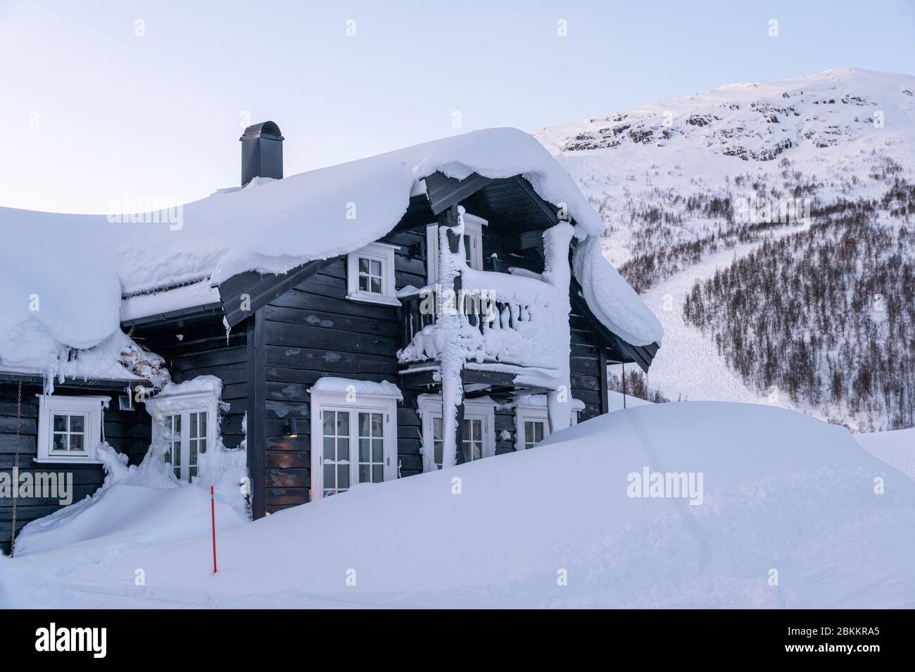 Casa vacanze a Hovden Norvegia con piste da sci e piste in lontananza Foto Stock