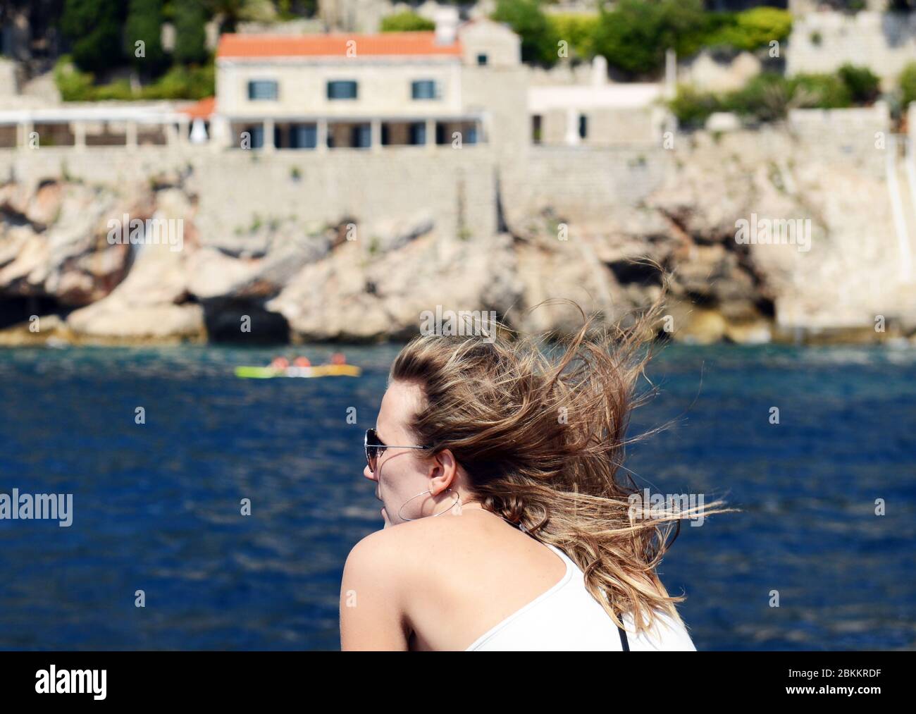 Un turista che gode della vista sul mare Adriatico e Dubrovnik. Foto Stock