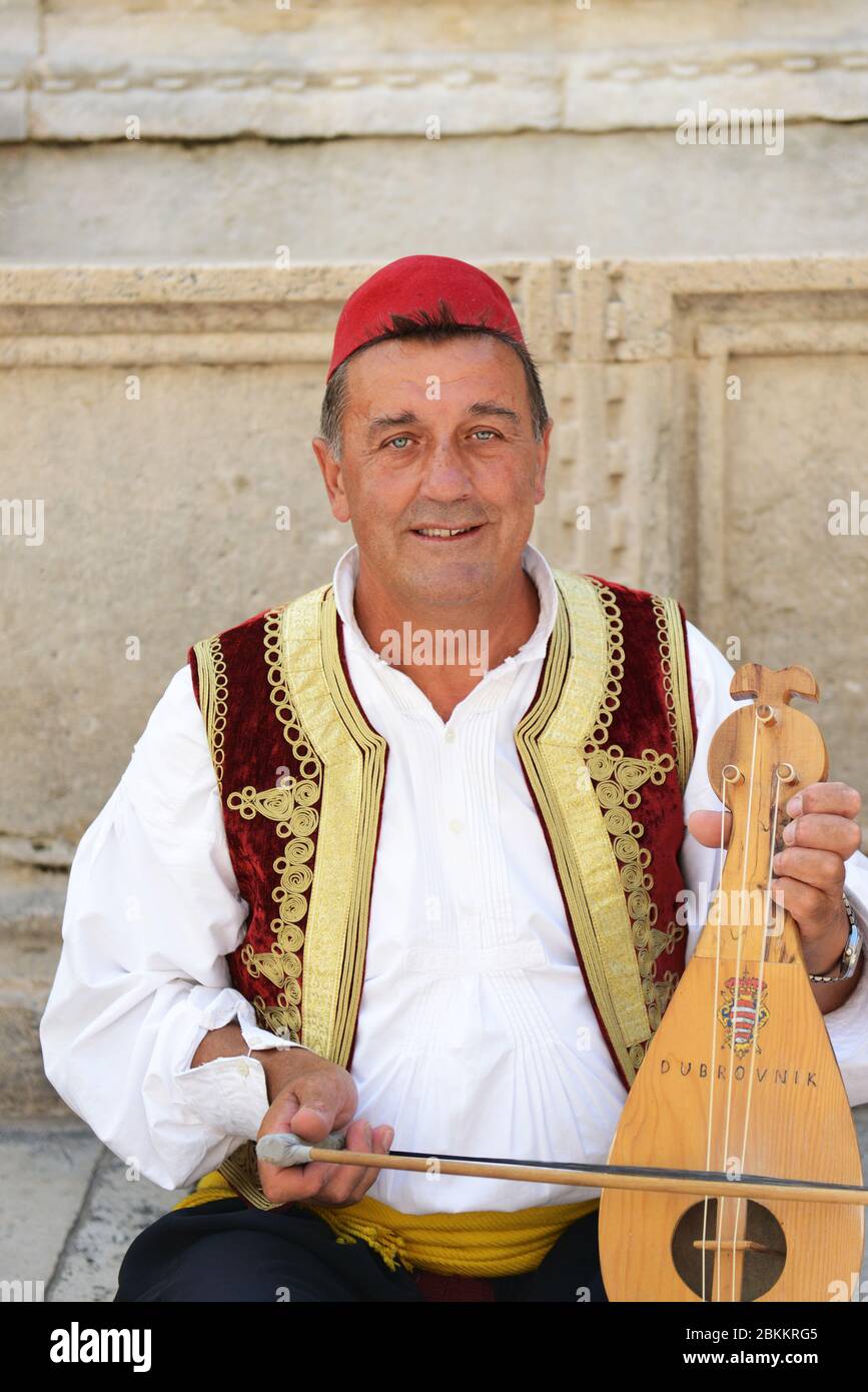 Un uomo croato che suona il tradizionale strumento musicale Lijerica. Foto Stock